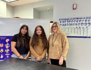 photo of Genesis Serpas ’27 and Karina Ramirez ’27