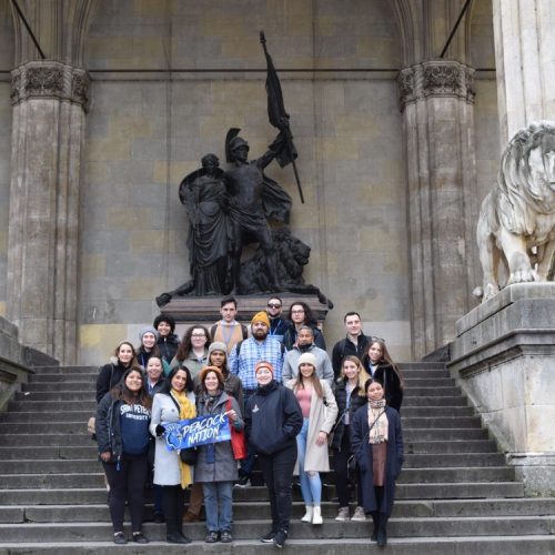 Students and professors stand on the steps of the Feldherrnhalle. The statue commemorating the Franco-Prussia War stands proudly behind them.