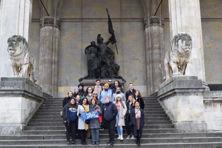 Students and professors stand on the steps of the Feldherrnhalle. The statue commemorating the Franco-Prussia War stands proudly behind them.